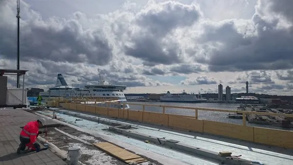 GeoDeals mättekniker vid inmätning av en takyta i Stockholm