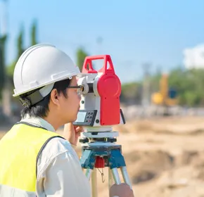 Kontrollmätning med totalstation på byggarbetsplats