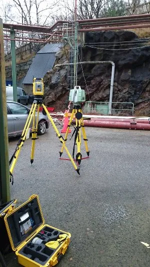 Totalstation och GNSS-utrustning uppställda vid vägarbete